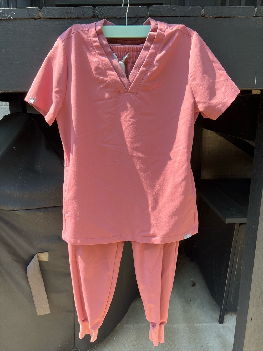 FIGS Women’s V-Neck Scrub set in Dusty Rose size XS